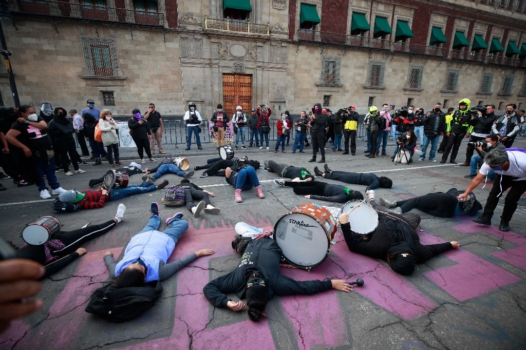 Protesta contra feminicidios frente a Palacio Nacional. Foto Alfredo Domínguez/ archivo