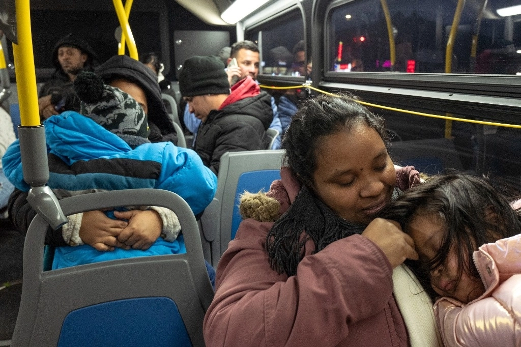 Luego del cierre del albergue en el aeródromo Floyd Bennett Field de Brooklyn, familias de ecuatorianos fueron reubicadas en Queens. Foto Ap




