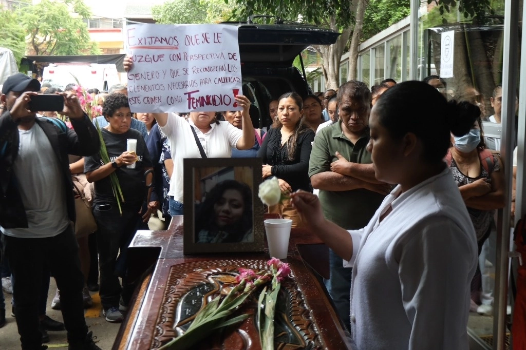 Familiares y amigos despidieron a la enfermera Judith Vianney Toledo, quien fue desaparecida y asesinada esta semana en Oaxaca. Foto Jorge A. Pérez