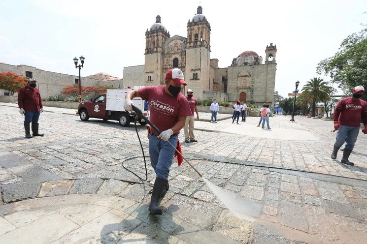 Limpieza en la ciudad de Oaxaca. Foto Jorge A. Pérez Alfonso
