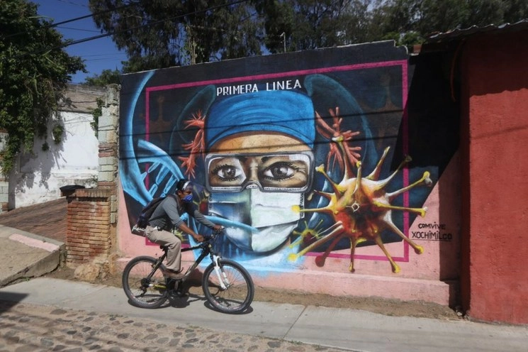 La senadora con licencia acudió a la inauguración de un mural en honor a los médicos que atienden Covid-19