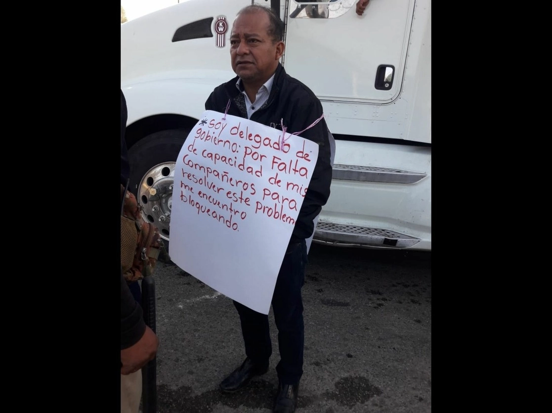 Funcionarios retenido por pobladores de Ocosingo, quienes buscan justicia para una niña atropellada. Foto La Jornada