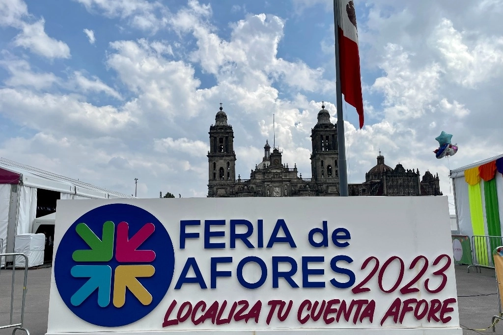 Feria de Afores 2023 en el Zócalo capitalino, el 23 de julio de 2023. Foto Roberto García Ortiz