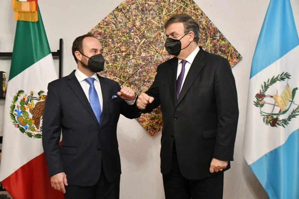 El canciller Marcelo Ebrard y el ministro Relaciones Exteriores de Guatemala, Pedro Brolo, sostuvieron un encuentro en la Ciudad de México. Foto tomada del Twitter @m_ebrard 