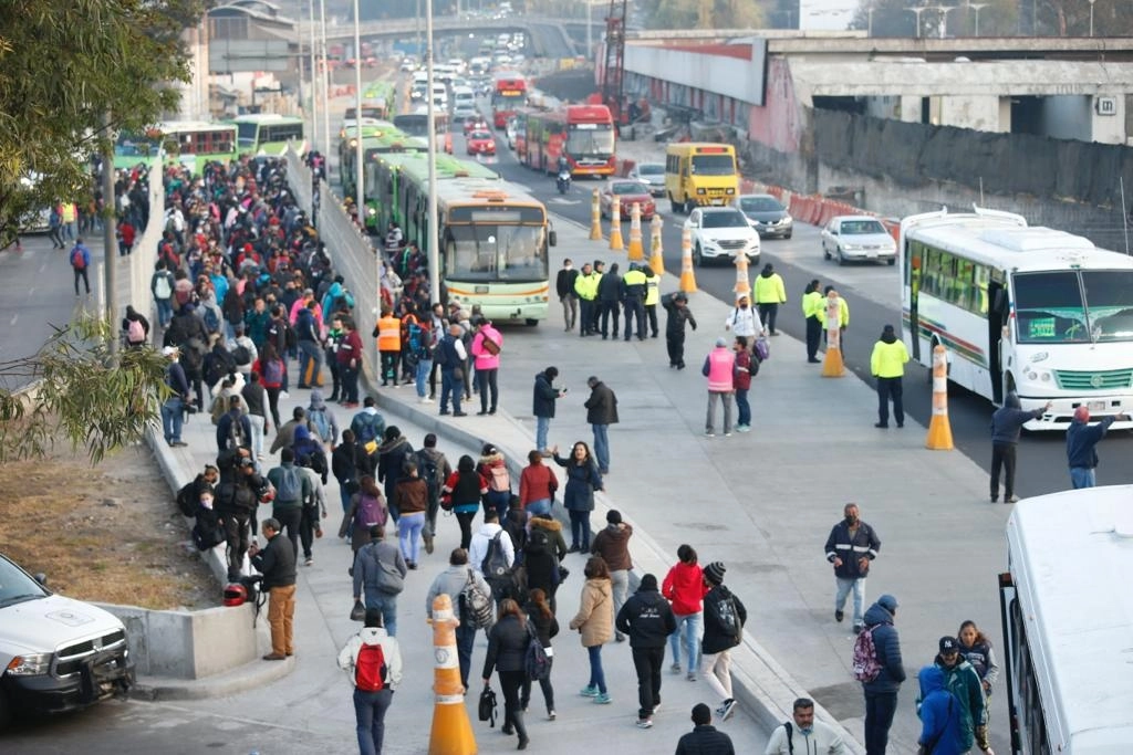 Usuarios del transporte público esperan abordar las unidades de RTP en la estación del Metro Indios Verdes, donde el STC se encuentra fuera de servicio tras el accidente ocurrido el sábado. Foto María Luisa Severiano