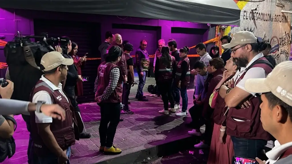 Autoridades desplegaron un operativo en un bar en la colonia Tránsito, de la alcaldía Cuauhtémoc, en el cual, presuntamente vendían bebidas alcohólicas a menores de edad. Foto María Luisa Severiano.