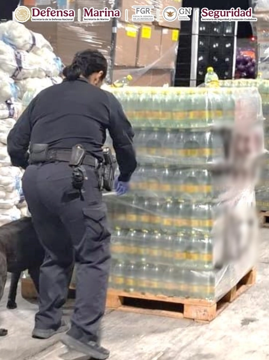Las mil 632 botellas con supuesta agua mineral fueron sujetas a análisis con el equipo de la Oficina de Aduanas y Protección Fronteriza de EU (CBP), lo que dio resultado positivo a metanfetamina, con un peso estimado de mil 28.98 kilos. 