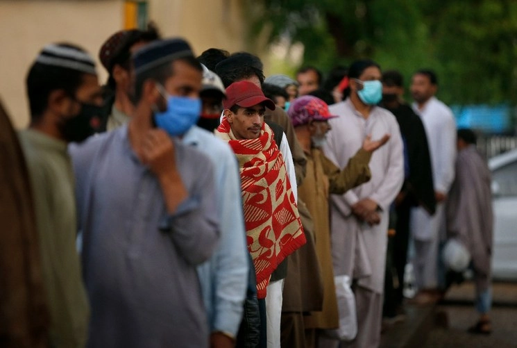 La gente espera la comida gratis provista por el Saylani Welfare Trust para romper su ayuno el primer día del Ramadán, en Islamabad, Pakistán. Foto Ap