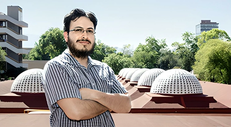 El catedrático mencionó que colabora en el desarrollo de aplicaciones de inteligencia artificial vinculadas con la salud. Foto cortesía de la Facultad de Ingeniería de la UNAM