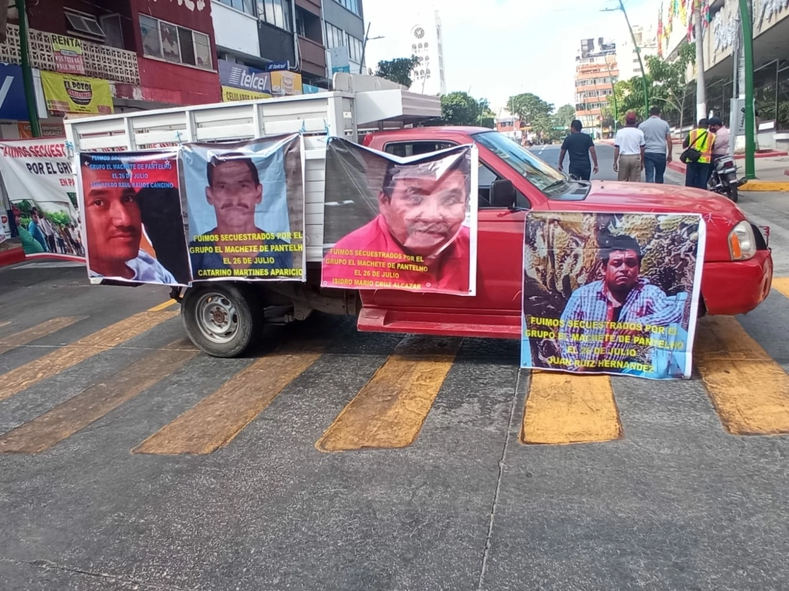 Familiares de los 21 retenidos por el grupo de autodefensas, El Machete, se manifestaron en Tuxtla Gutiérrez por su pronta aparición. Foto La Jornada