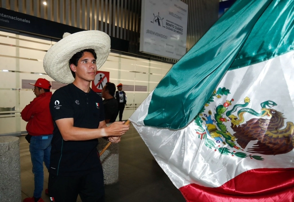 El arquero mexicano, Carlos Rojas a su llegada al AICM. Foto Cristina Rodríguez