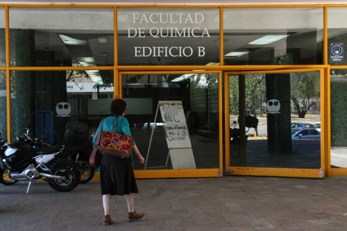 Estudiantes y profesores de por lo menos 22 planteles de la UNAM están en paro, principalmente por retrasos y descuentos en el pago de salarios a docentes de asignatura y ayudantes. La imagen, entrada al Edificio B de la Facultad de Química, el 23 de marzo de 2021. Foto Cuartoscuro