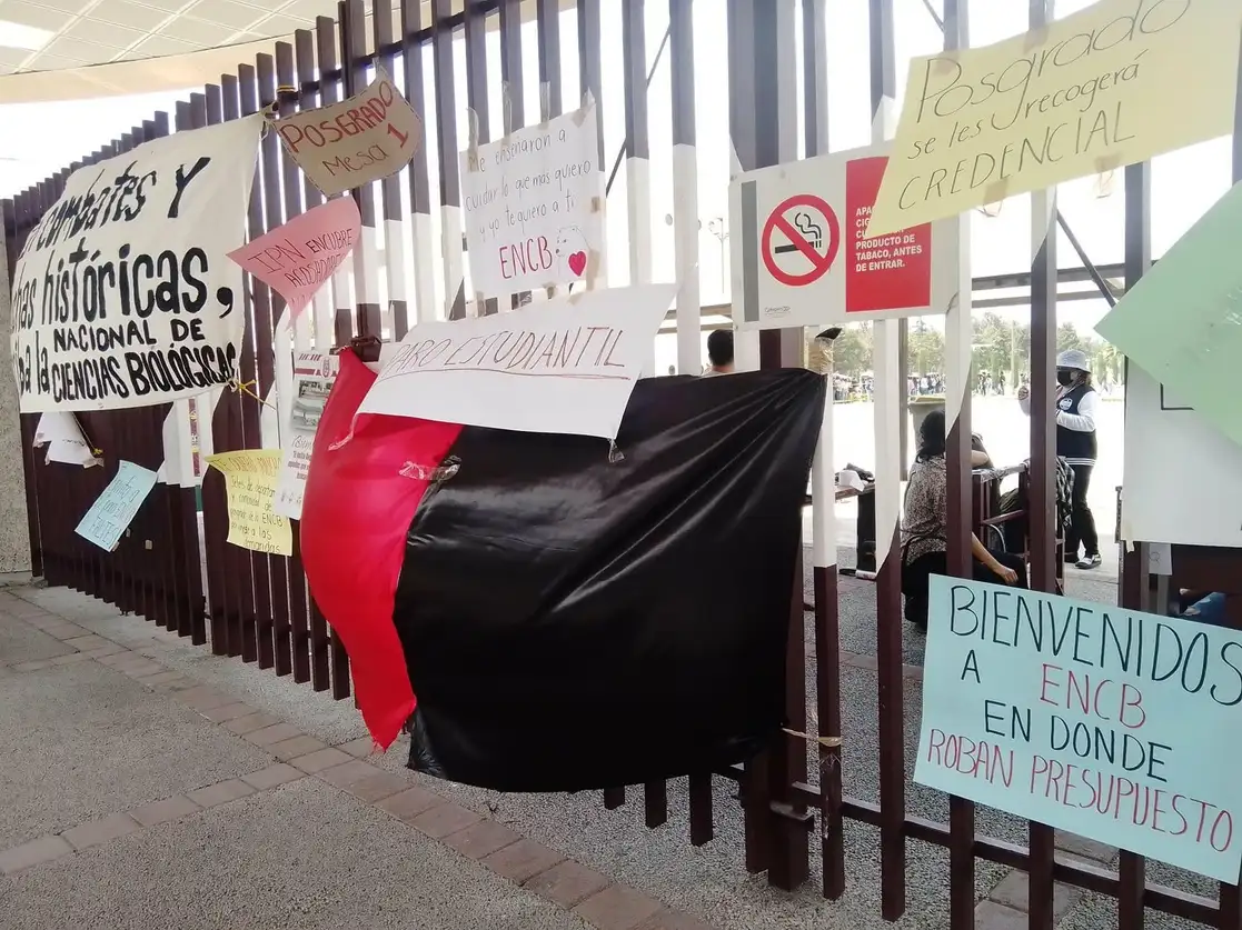 La Escuela Nacional de Ciencias Biológicas, ubicada en el Casco de Santo Tomás, permanece en paro de actividades. La imagen, del 26 de agosto de 2022. Foto tomada del Twitter de @zuu_0492
