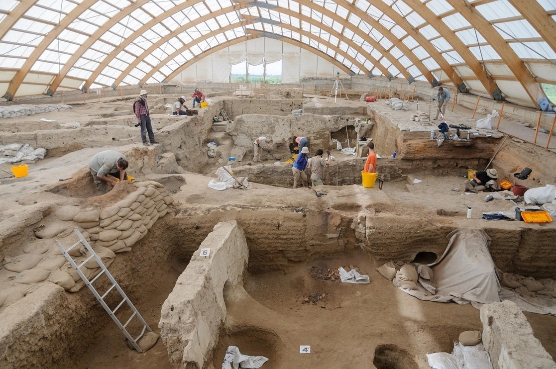 Investigadores excavan en Çatalhöyük, una de las primeras grandes comunidades agrícolas del orbe. Foto Scott Haddow