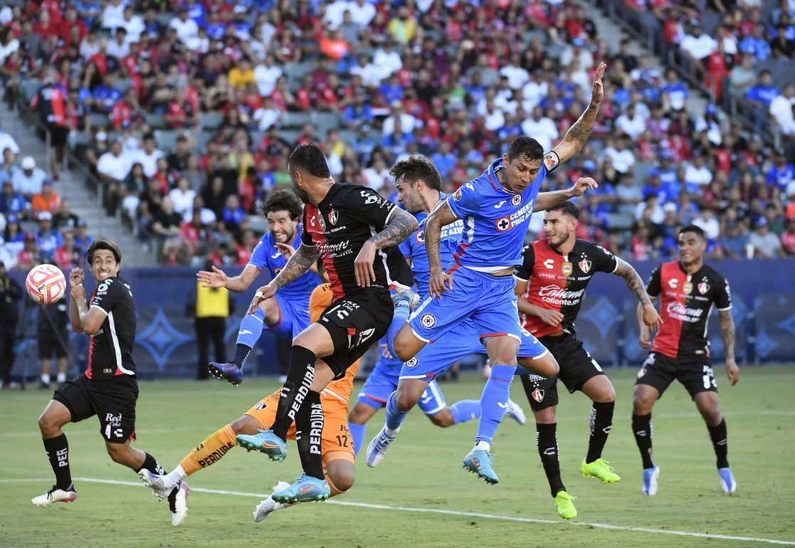 Una de las jugadas del encuentro deportivo. Foto Afp