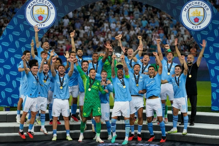 Los jugadores del Manchester City celebran la conquista de la Supercopa de la UEFA ante en Sevilla, en partido disputado en el estadio Georgios Karaiskakis de Atenas. Foto Ap.