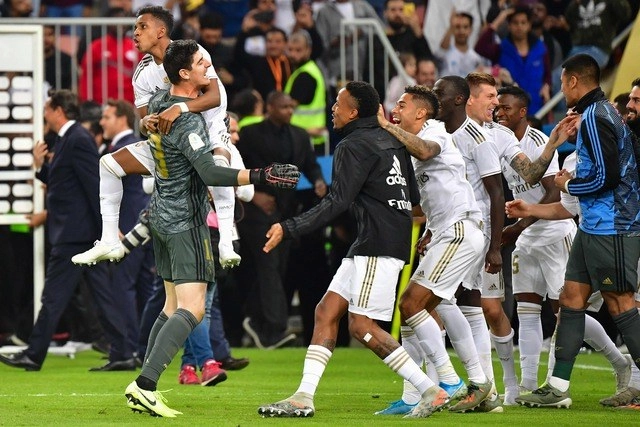 El Real Madrid celebra su victoria en penales contra el Atlético de Mamdrid, en la Supercopa de España, que se jugó en Arabia Saudita. Foto Afp