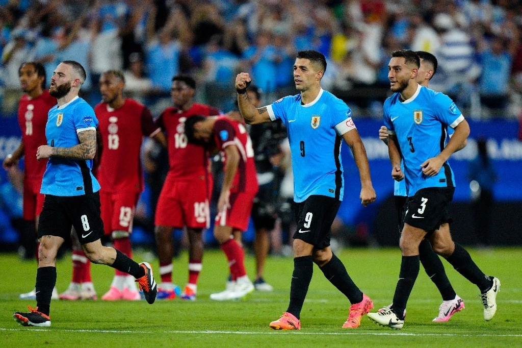 Luis Suárez (9) de Uruguay y sus compañeros de equipo celebran después de derrotar a Canadá en una tanda de penales durante el partido por el tercer lugar de la Copa América en Charlotte, Carolina del Norte, el 13 de julio de 2024. Foto Ap
