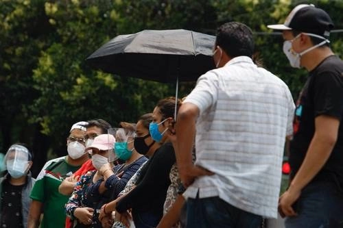 Familiares de pacientes internados en el Hospital General de Zona 1-A aguardan en los alrededores de la unidad médica para obtener informes de la salud de sus parientes. Foto Roberto García Ortiz