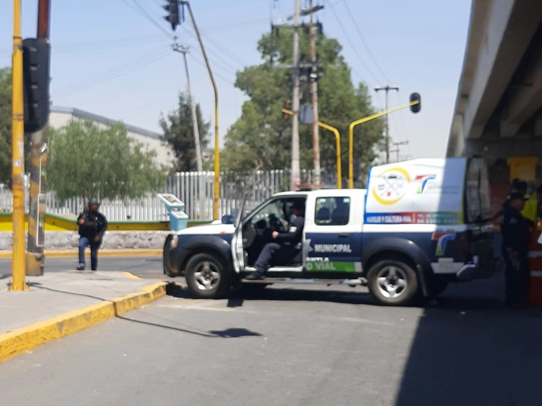 El gobierno del alcalde Marco Antonio Rodríguez Hurtado autorizó el cierre de una importante avenida en plena contingencia ambiental, para la grabación de escenas de una empresa privada, el 30 de marzo de 2022. Foto La Jornada