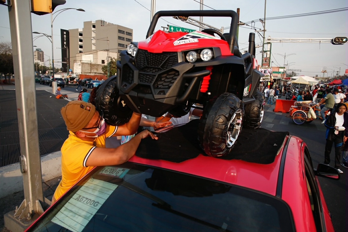Un hombre prepara el regalo para su hijo el Día de Reyes. Foto Víctor Camacho
