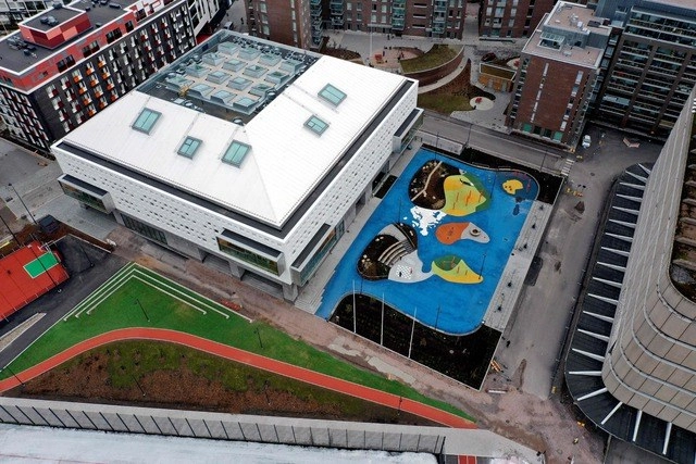 Vista aérea de una escuela en Helsinki, Finlandia. Las clases fueron suspendidas como medida contra la propagación del coronavirus. Foto Afp 