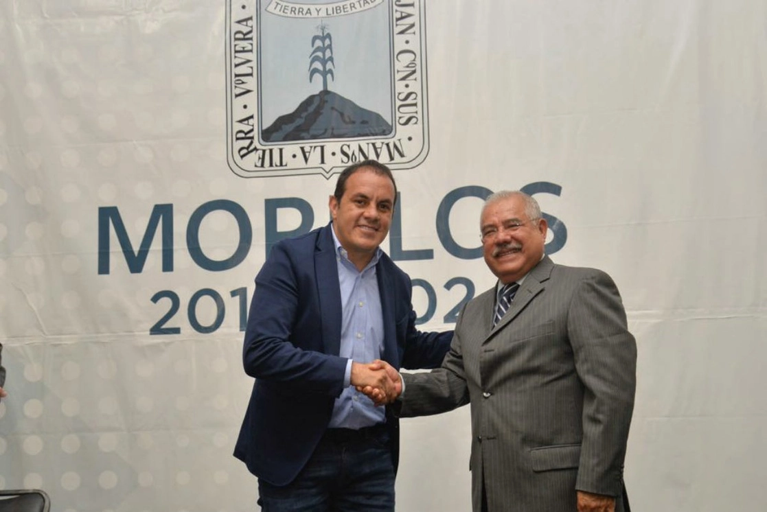 José Antonio Ortiz Guarneros (derecha), titular de la CES, y el gobernador de Morelos, Cuauhtémoc Blanco. Foto tomada del Twitter de @cuauhtemocb10 / Archivo
