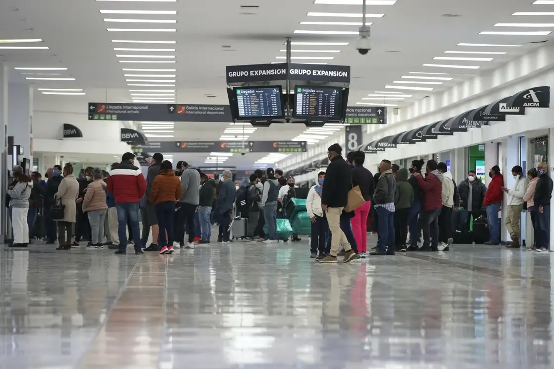 En pleno semáforo rojo, aumenta flujo de viajeros en el Aeropuerto Internacional de la Ciudad de México, fotografía del 18 de diciembre de 2020. Foto José Antonio López