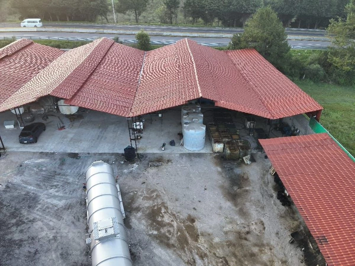  Aspecto del inmueble asegurado por elementos de la Fiscalía General de la República en el municipio de Huitzilac, Morelos, donde se almacenaba hidrocarburo presuntamente robado.