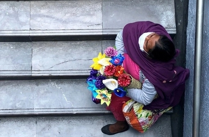 La carencia social más frecuente entre la población mexicana fue el acceso a la seguridad social, ya que 50.2 por ciento no la tiene, seguida del acceso a los servicios de salud, ya que 39.1 por ciento no goza de ese beneficio, y el tercer rezago es el educativo, que afecta a 19.4 por ciento de los mexicanos. Foto Luis Castillo / Archivo 