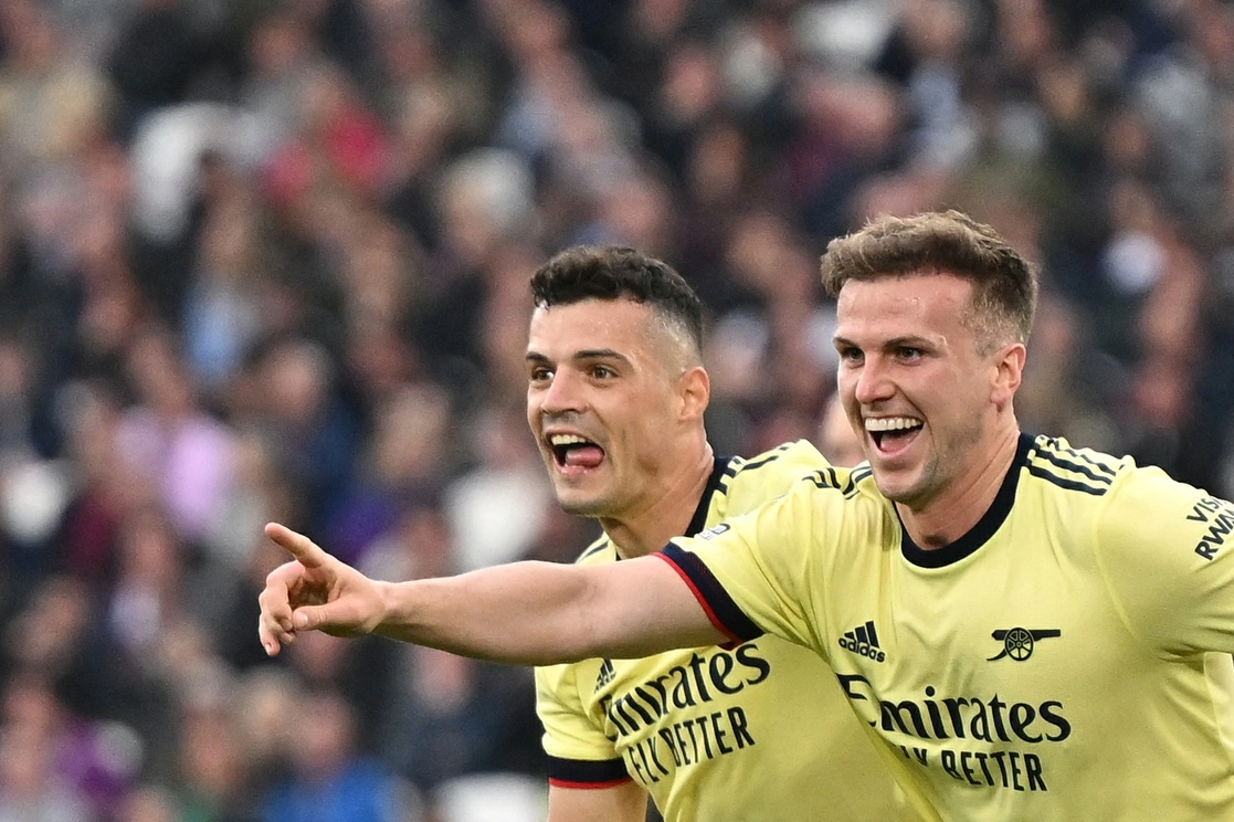 El defensor inglés del Arsenal Rob Holding celebra con sus compañeros de equipo después de marcar un gol durante el partido contra el West Ham United. Foto Afp