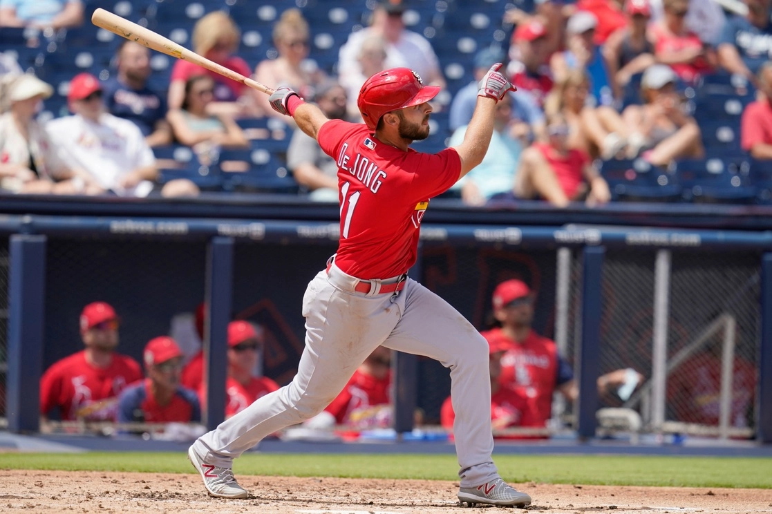 Paul DeJong de Cardenales batea un cuadrangular en el juego de pretemporada ante Nacionales, que terminó con pizarra de 29-8 a favor de los de San Luis. Foto Ap