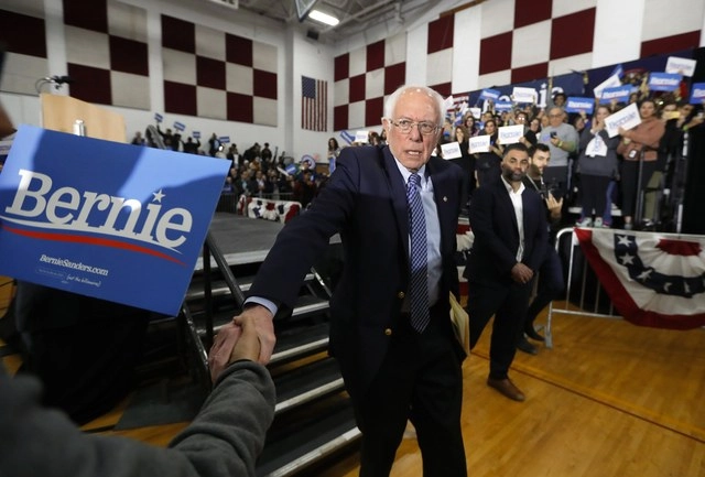 Bernie Sanders, precandidato demócrata a la presidencia de EU, en un acto de campaña en Deraborn, Michigan. Foto Ap 
