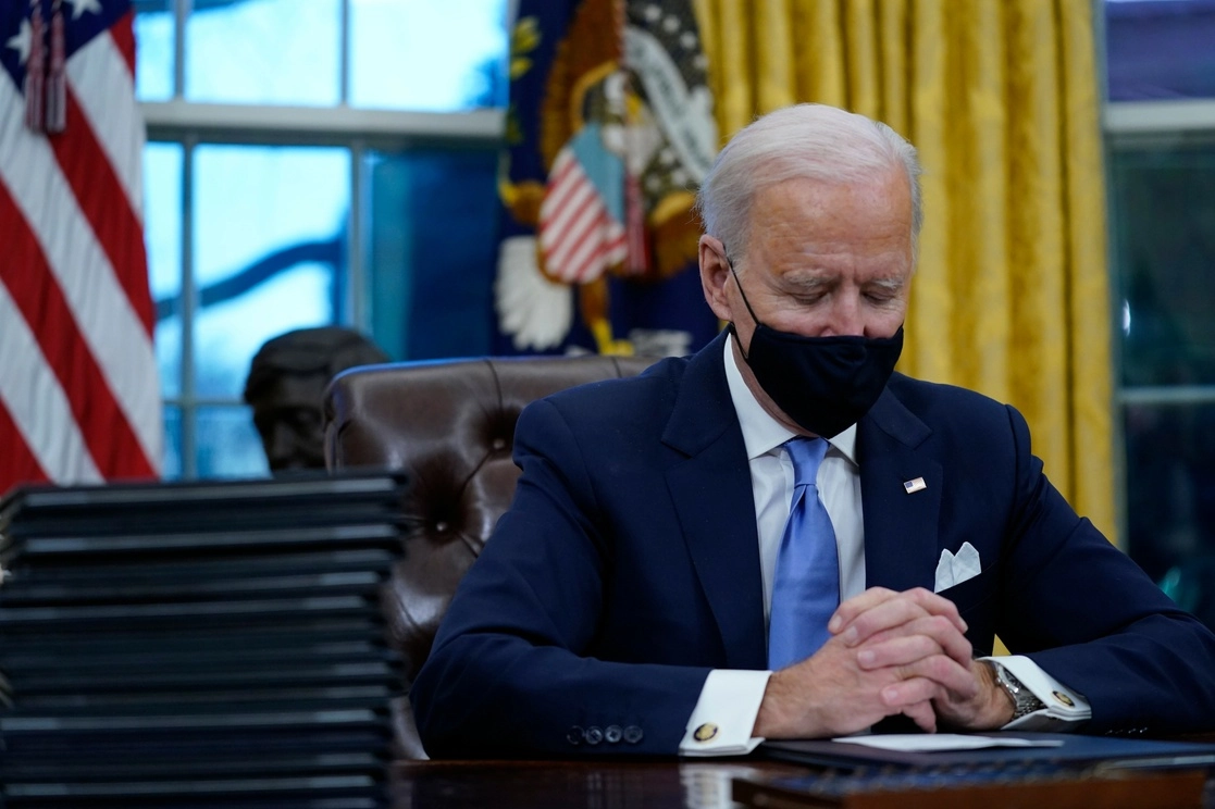 Joe Biden tras firmar las primeras órdenes ejecutivas. Foto Ap