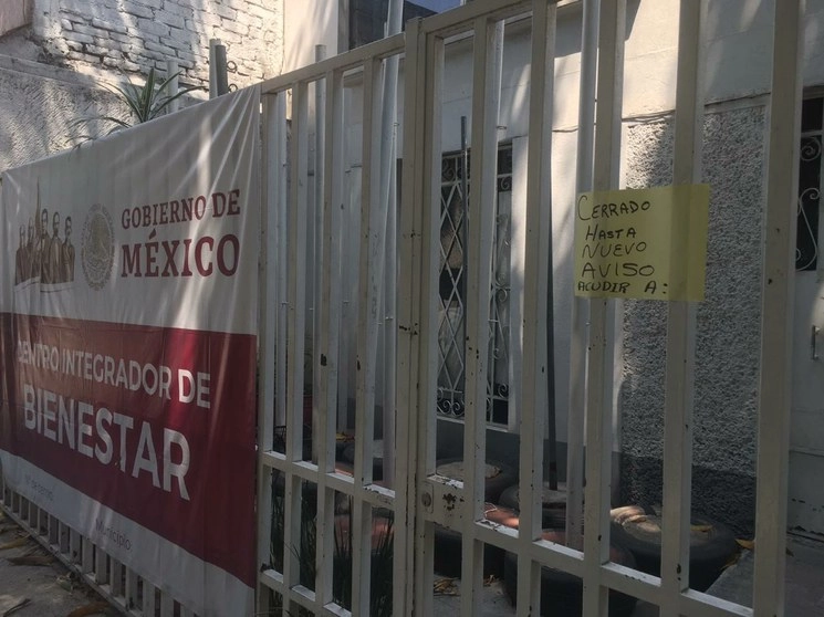 Centros de atención de adultos mayores y discapacitados, beneficiarios de apoyos especiales, están cerrados. En la imagen, uno de estos centros en avenida Dr. Vértiz, en la colonia Portales. Foto Fabiola Martínez