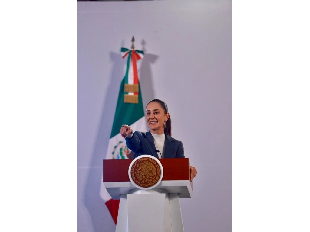 La presidenta Claudia Sheinbaum ofrece su primera conferencia matutina en Palacio Nacional, en la Ciudad de México, el 2 de octubre de 2024. Foto Luis Castillo