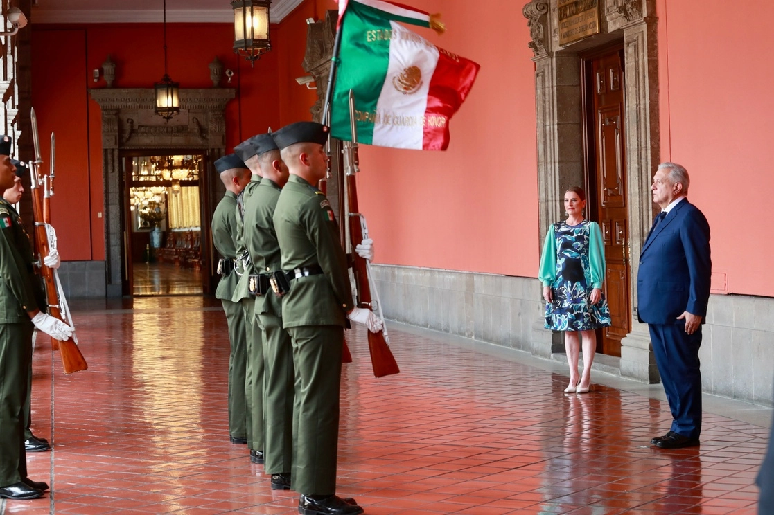 El presidente Andrés Manuel López Obrador rinde honores a la Bandera antes de leer su cuarto Informe de gobierno en Palacio Nacional. Foto Luis Castillo
