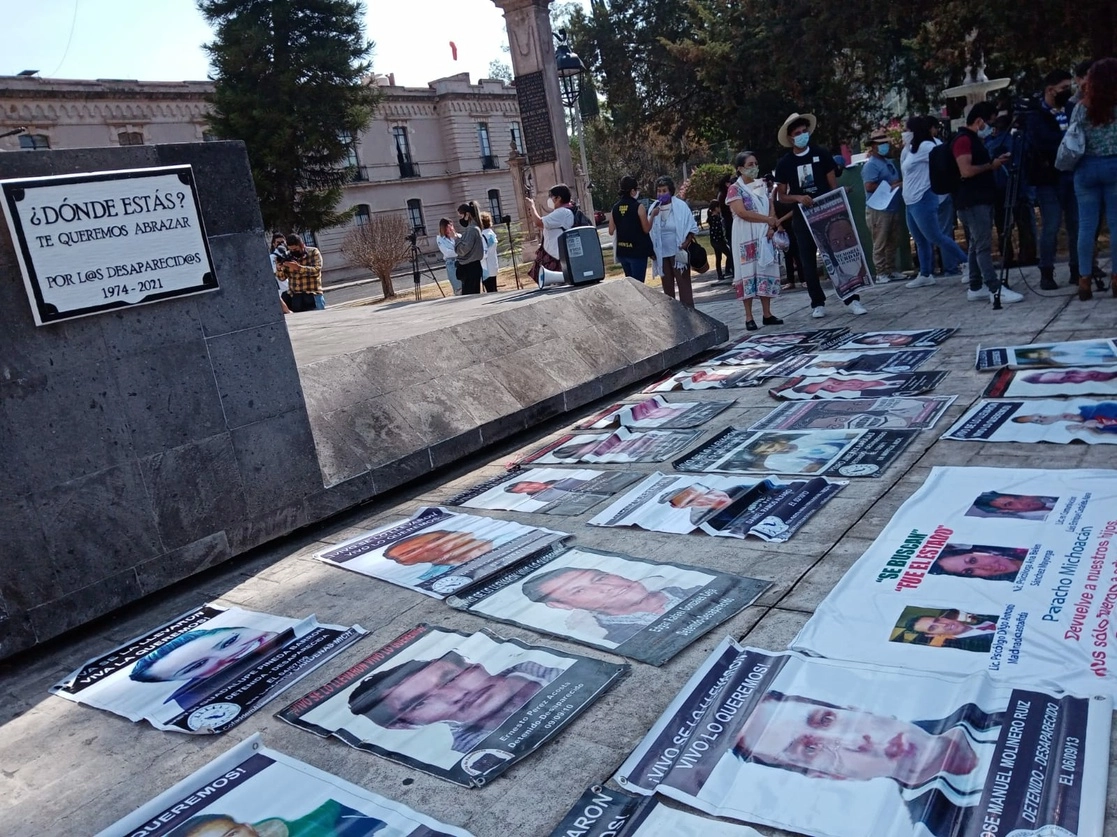 Colectivos y familiares se manifestaron en mayo pasado frente a 21 Zona Militar para exigir justicia y búsqueda de sus seres desaparecidos. Foto Ernesto Martínez Elorriaga
