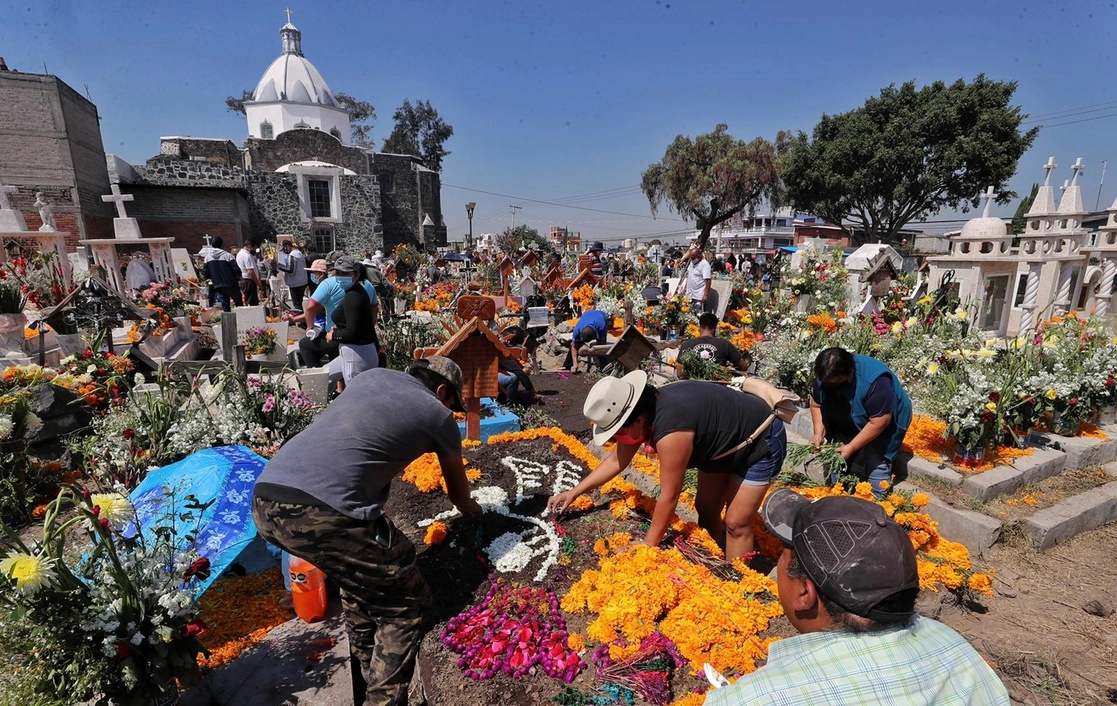 Festejo de Día de Muertos en el Panteón Municipal de San Andrés Mixquic, en la alcaldía Tláhuac, en la Ciudad de México, el 2 de noviembre de 2021. Foto Marco Peláez 