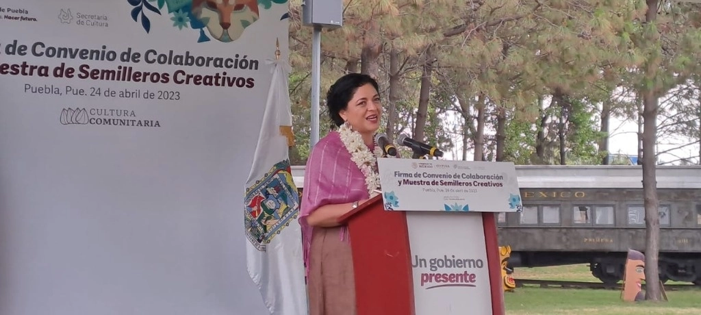 Alejandra Frausto Guerrero, secretaria de Cultura del gobierno de México, en la presentación de los procesos reflexivos y de exploración generados en los participantes de los siete Semilleros creativos establecidos en el estado de Puebla. Foto Paula Carrizosa  