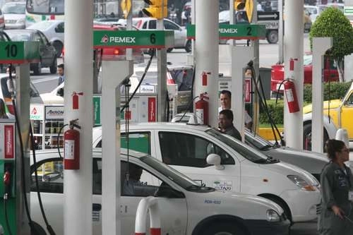 Gasolinera en la ciudad de México. Foto Guillermo Sologuren / Archivo