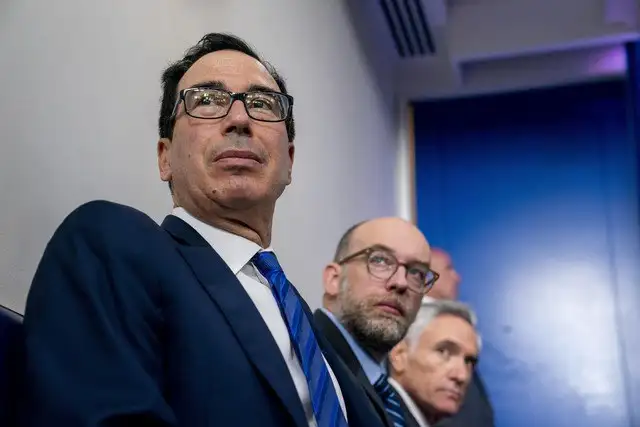"Los demócratas están orientados a la política. Tal vez piensen que cualquier acuerdo sería bueno para el presidente y por eso no lo quieren", dijo Steven Mnuchin, el secretario del Tesoro. Foto Ap / Archivo