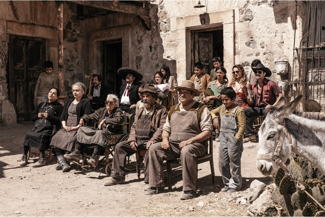 Fotograma de la película protagonizada por Damián Alcázar y Joaquín Cosío. Foto Bandidos Film