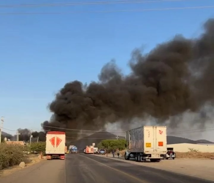 A causa del viento las llamas se propagaron hacia la recicladora lo que provocó el incendio. 
Bomberos de Querétaro, El Marqués, Corregidora y otros municipios se encuentran en el lugar para combatir el fuego el cual hasta las 18.40 horas aún no había sido controlado. Foto La Jornada