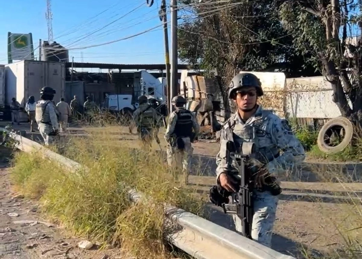 Fuerzas federales localizaron y aseguraron una bodega clandestina donde se resguardaban un número indeterminado de contenedores,  garrafones y tinacos de plástico presuntamente llenos de "huachicol" o combustible. Foto 