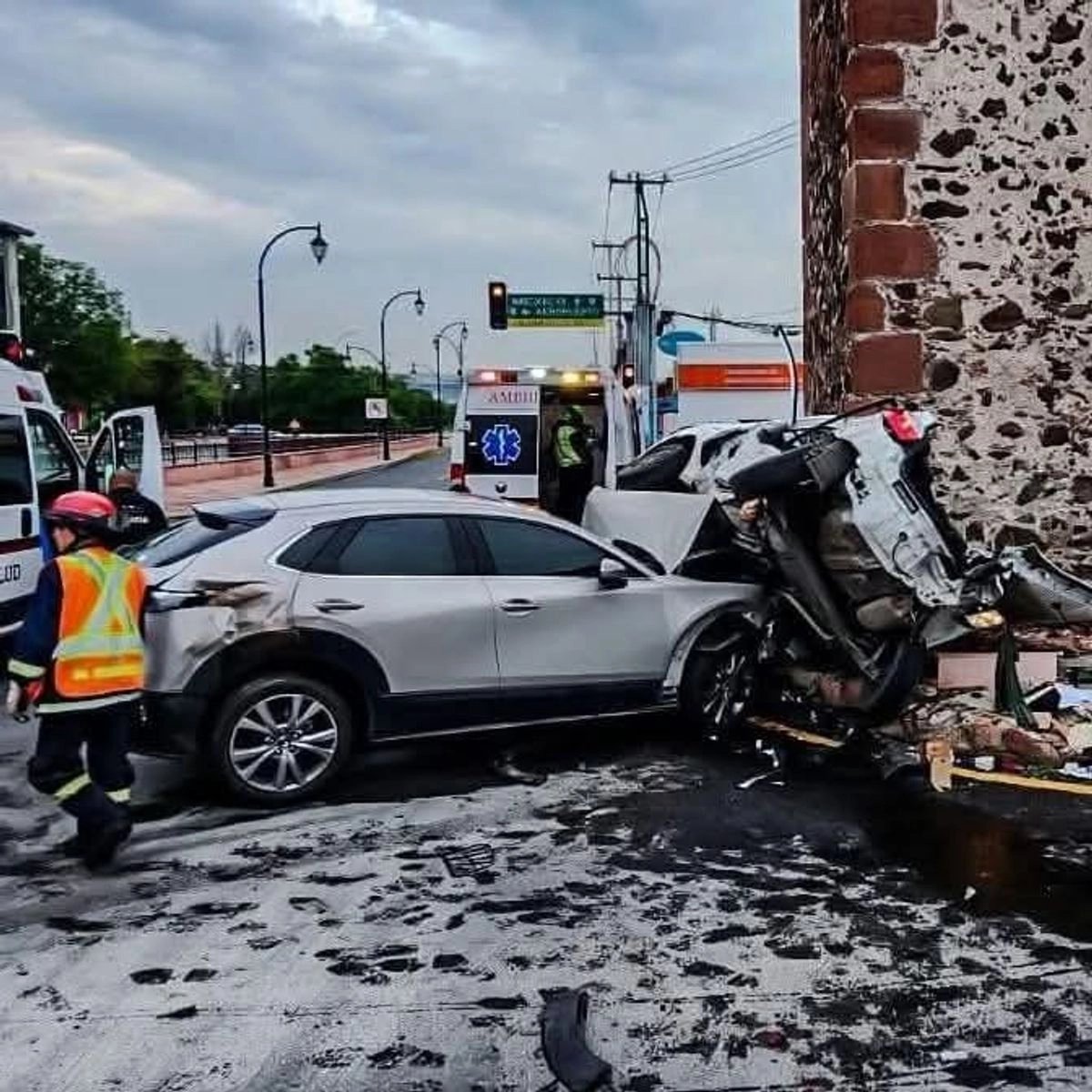 Una mujer murió la mañana de esté jueves luego de que el auto en que viajaba y que era conducido por su novio fue impactado y estrellado en uno de los arcos del antiguo acueducto de Querétaro. Foto 