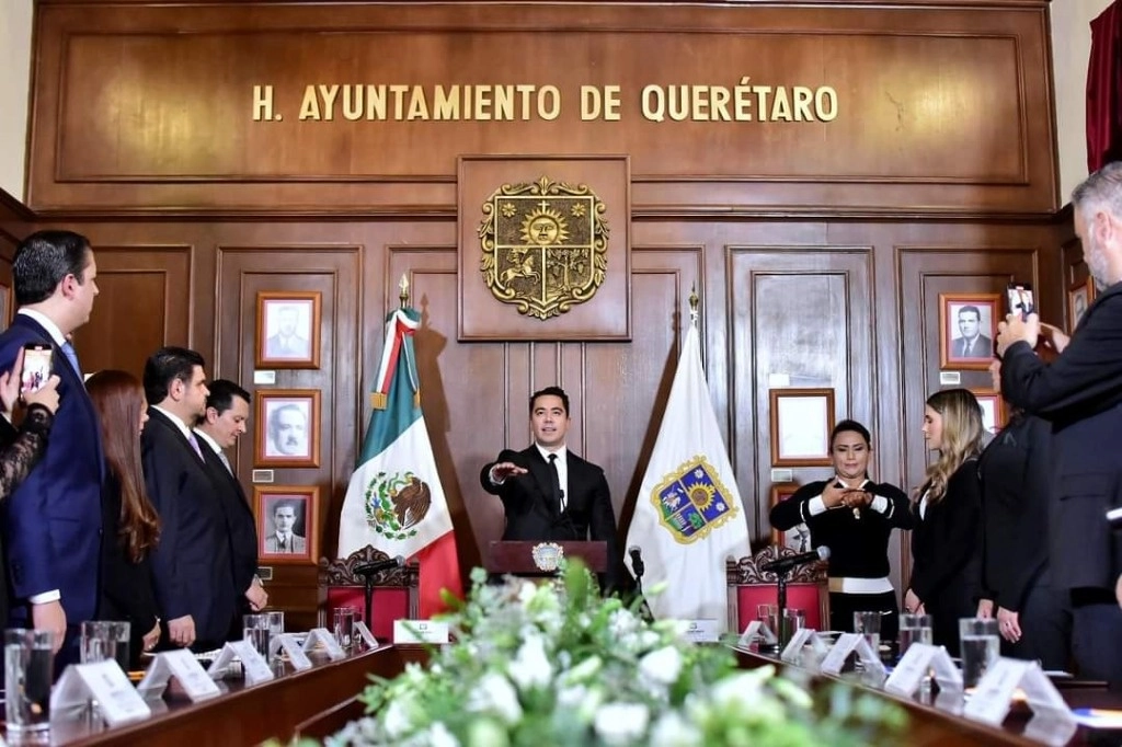 .El panista Felipe Fernando "Felifer" Macías rindió protesta de ley como nuevo alcalde de Querétaro. Foto La Jornada