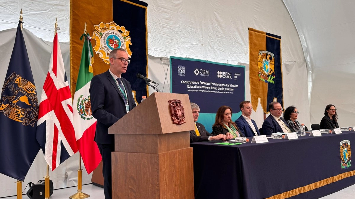 Darren Coyle, director general del British Council Mx, en la Feria Alumni UK 2025. Construyendo Puentes: Fortaleciendo los Vínculos Educativos entre el Reino Unido y México, en la cual también participó el rector de la UNAM, Leonardo Lomelí (tercero de derecha a izquierda). 