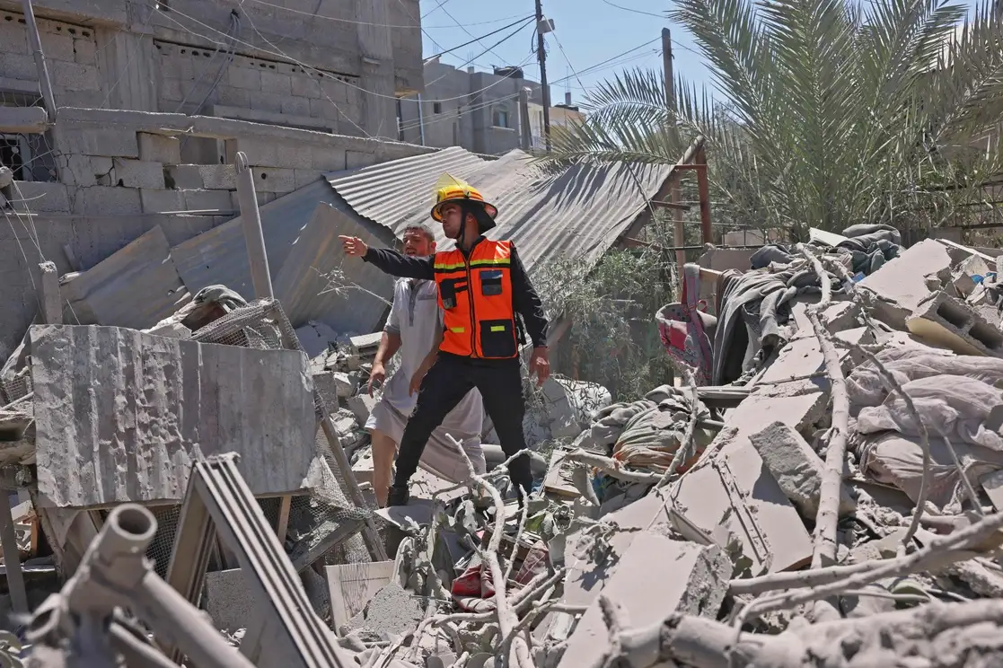Un bombero palestino inspecciona los restos de un edificio destruido tras ataques israelíes en Rafah, en el sur de la Franja de Gaza. Foto Afp