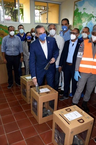 Luis Abinader en la casilla donde votó. Foto Afp